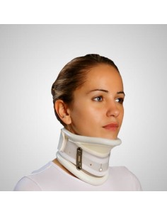 Collarín cervical rígido, regulable en altura y con apoyo mentón